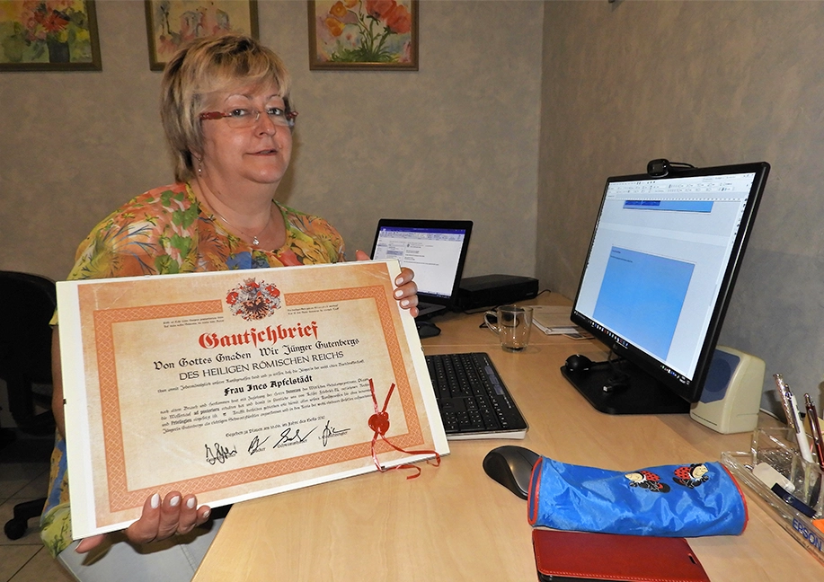 Ines mit Urkunde Ines Apfelstädt